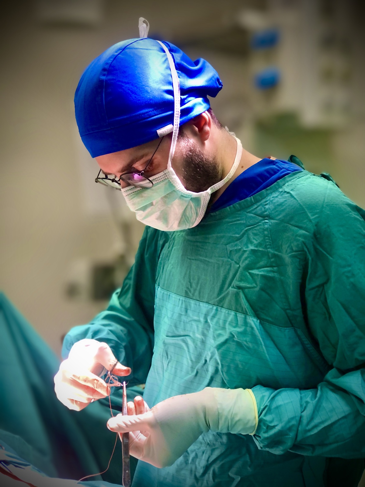 Abdullah Harun Kınık, MD, suturing in the operating room